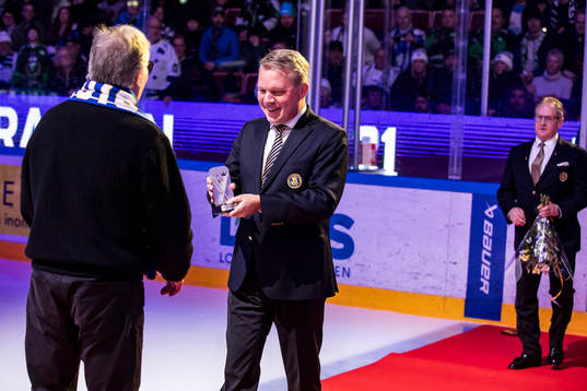 Dan Labraaten hyllas av Anders Larsson