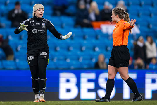 Guro Pettersen of Vålerenga and Karoline Marie Jensen,