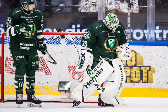 Färjestads målvakt Carl Lindbom deppar