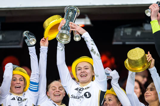 Elin Åhgren Sørum of Rosenborg celebrates with the trophy