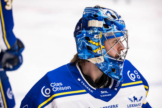 Leksands målvakt Filip Larsson innanr ishockeymatchen i