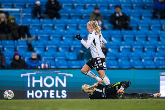 Emilie Nautnes of Rosenborg and Guro Pettersen of Vålerenga