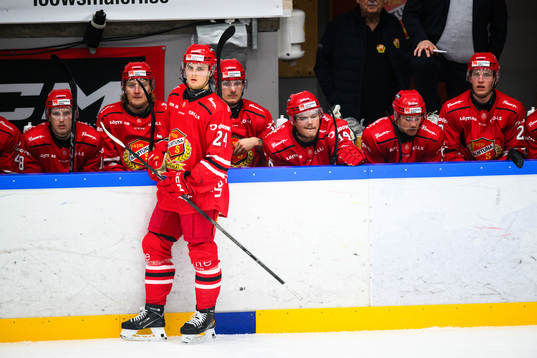 Almtunas spelare i väntan på videogranskning