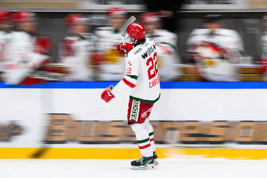 Moras Måns Carlsson jublar