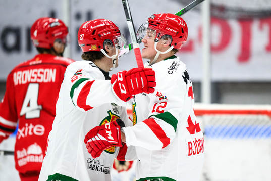 Moras Filip Björkman jublar med lagkamrater