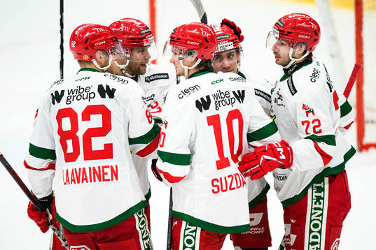 Moras Alexander Suzdalev jublar med lagkamrater