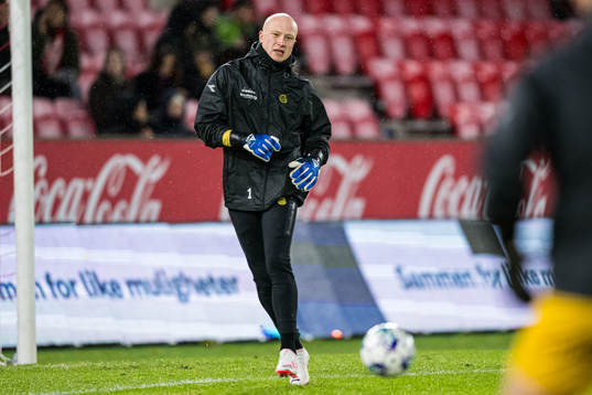 Julian Faye Lund of Bodø/Glimt warms up