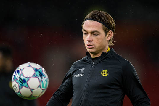 Patrick Berg of Bodø/Glimt warms up