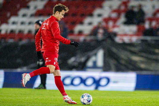 Felix Horn Myhre of Brann warms up