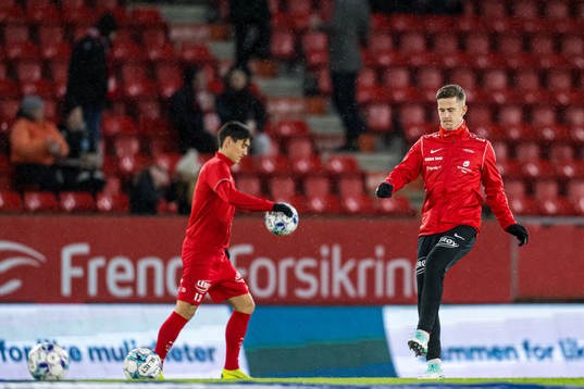 Sander Kartum of Brann warms up