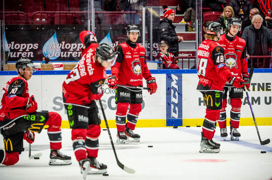 Malmö Redhawks spelare värmer upp innan ishockeymatchen i