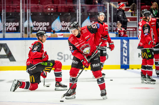 Malmö Redhawks Albert Sjöberg värmer upp innan
