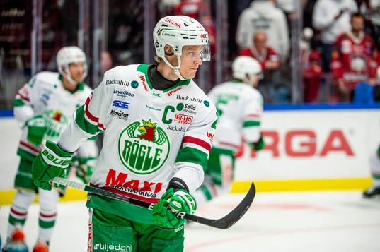 Rögles Anton Bengtsson värmer upp innan ishockeymatchen i