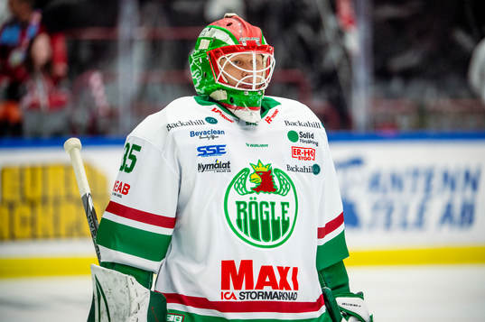 Rögles målvakt Alexander Hellnemo värmer upp innan