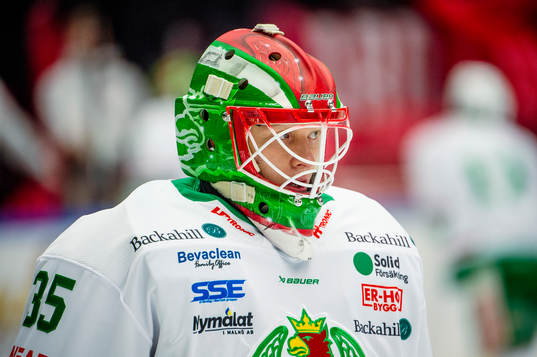 Rögles målvakt Alexander Hellnemo värmer upp innan