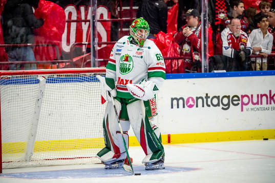 Rögles målvakt Christoffer Rifalk värmer upp innan
