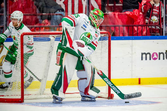 Rögles målvakt Christoffer Rifalk värmer upp innan
