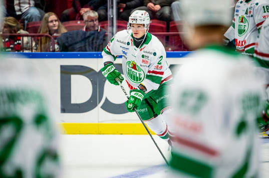 Rögles Henry Bowlby värmer upp innan ishockeymatchen i
