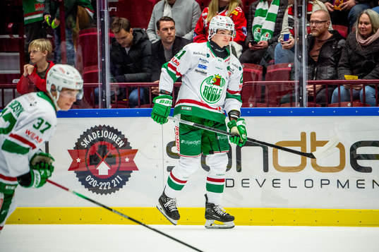 Rögles Henry Bowlby värmer upp innan ishockeymatchen i