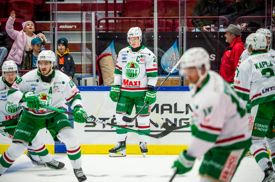 Rögles Anton Bengtsson värmer upp innan ishockeymatchen i