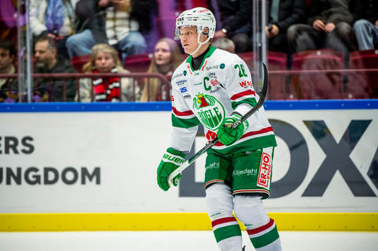 Rögles Anton Bengtsson värmer upp innan ishockeymatchen i