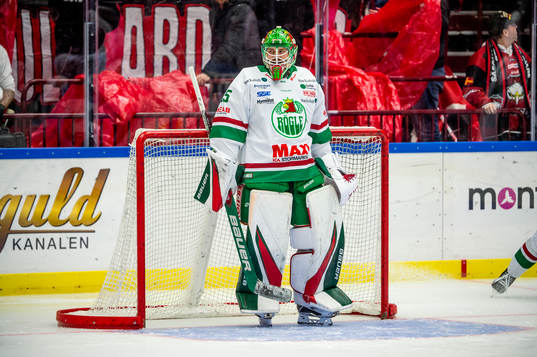 Rögles målvakt Alexander Hellnemo värmer upp innan