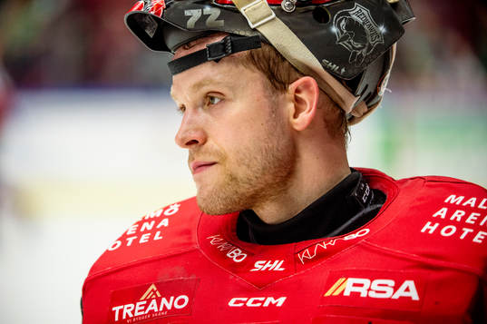 Malmö målvakt Daniel Marmenlind värmer upp innan