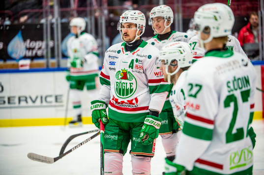 Rögles Brady Ferguson värmer upp innan ishockeymatchen i