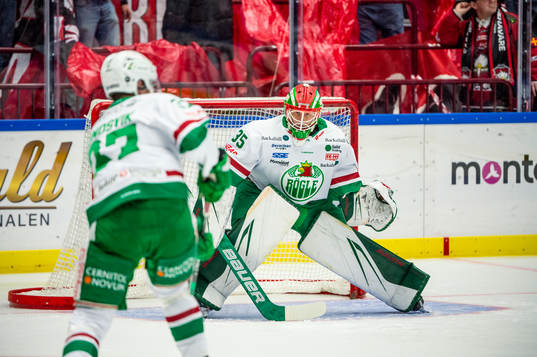 Rögles målvakt Alexander Hellnemo värmer upp innan