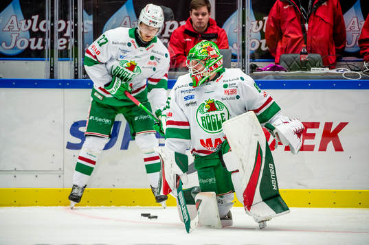 Rögles målvakt Christoffer Rifalk värmer upp innan