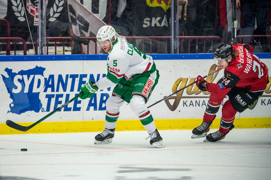 Rögles Ludvig Claesson mot Malmö Redhawks Anton Wahlberg