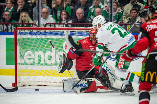 Rögles Henry Bowlby mot Malmö Redhawks målvakt Daniel