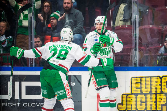 Rögles Adam Tambellini jublar med Anton Bengtsson
