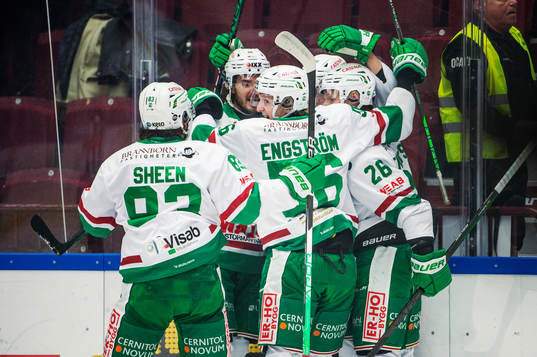 Rögles Adam Tambellini jublar med lagkamraterna