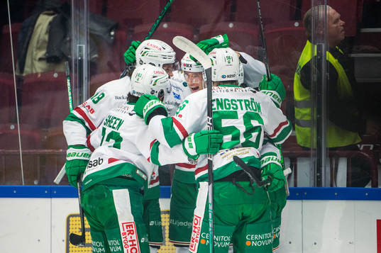 Rögles Adam Tambellini jublar med lagkamraterna