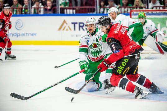 Malmö Redhawks Alan Quine mot Rögles Brady Ferguson
