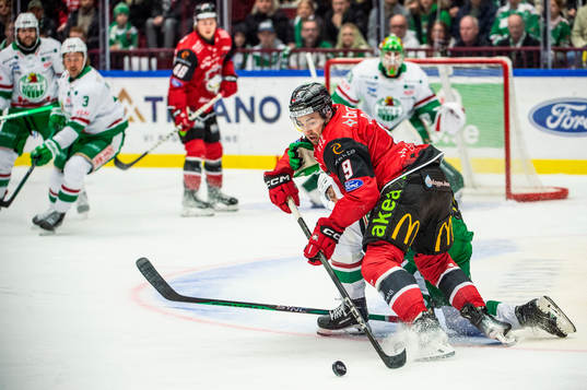 Malmö Redhawks Alan Quine mot Rögles Brady Ferguson