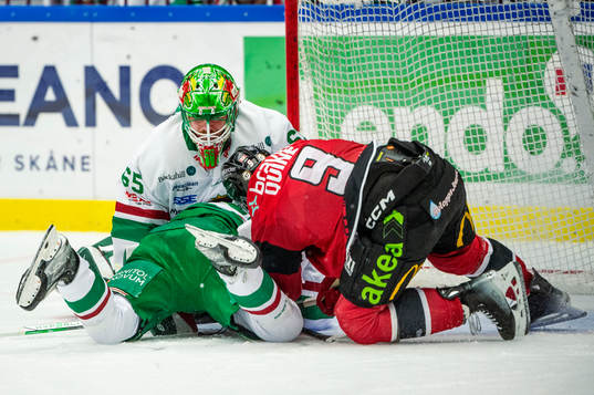 Malmö Redhawks Alan Quine i famnen på Rögles målvakt