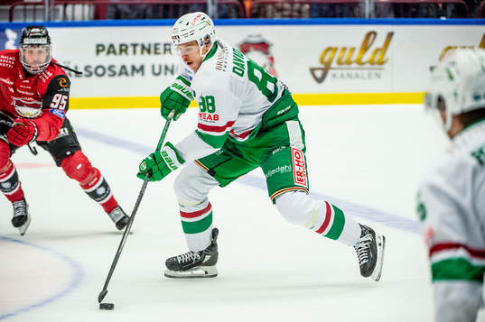 Rögles Brandon Davidson mot Malmö Redhawks Carl Persson