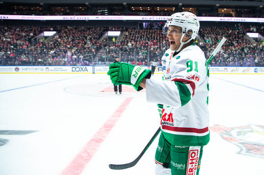 Rögles Adam Tambellini jublar