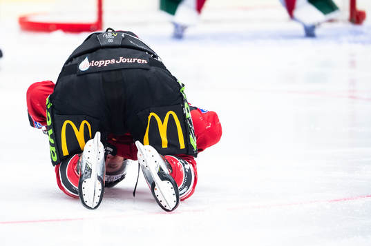 Malmö Redhawks Janne Kuokkanen har ont