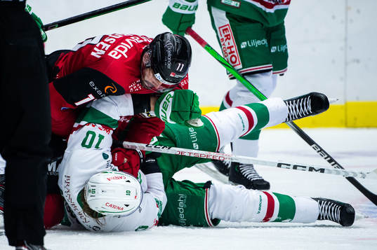 Malmö Redhawks Markus Lauridsen och Rögles Rodrigo Abols