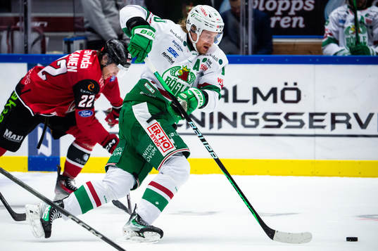 Rögles Rodrigo Abols och Malmö Redhawks Janne Kuokkanen
