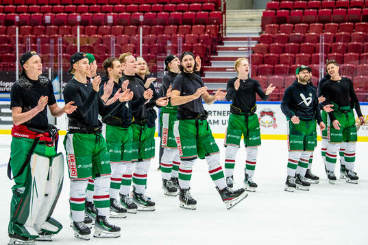 Rögles spelare jublar med supportrarna