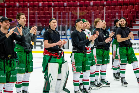 Rögles spelare jublar med supportrarna