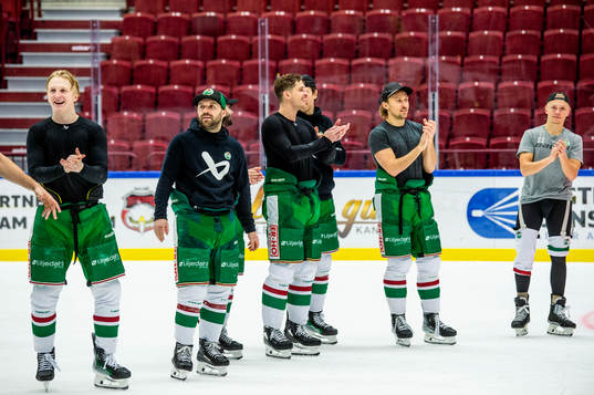 Rögles spelare jublar med supportrarna