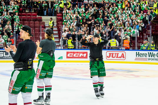 Rögles spelare jublar med supportrarna