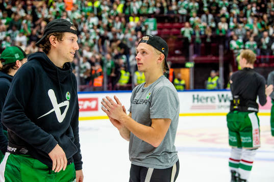 Rögles spelare jublar med supportrarna