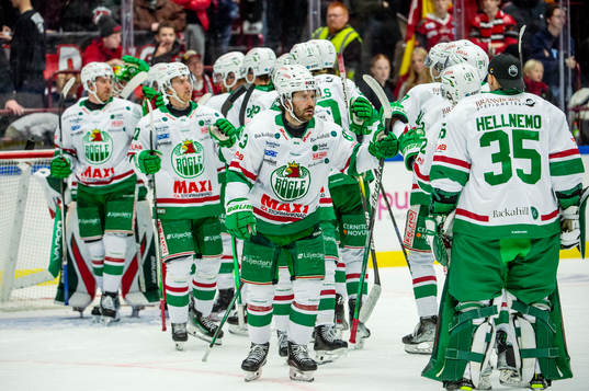 Rögles spelare jublar