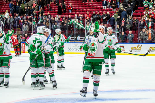 Rögles spelare jublar med supportrarna